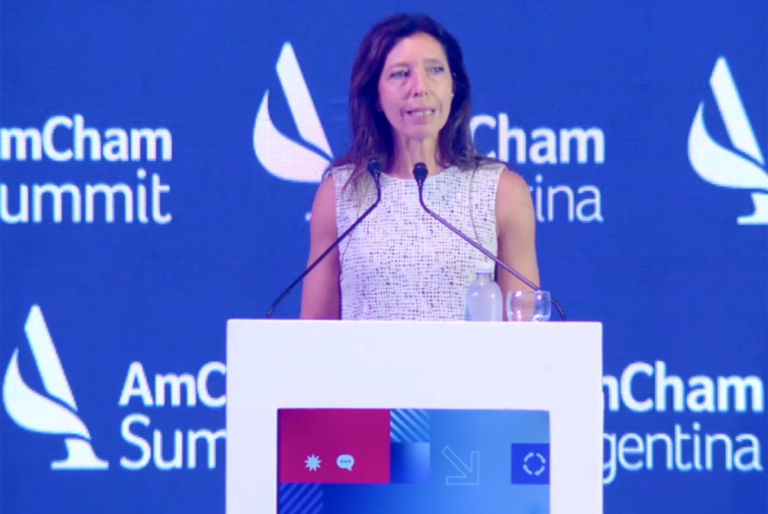 Mariana Schoua, presidenta de la AmCham Argentina, durante su presentación en un encuentro empresarial.