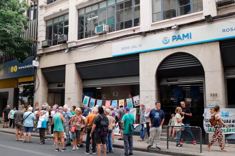 Médicos y profesionales de la salud en una manifestación pacífica.