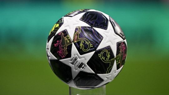 Ilustración del trofeo de la Champions League junto a los escudos de Bayern, PSG, Arsenal y Atlético de Madrid