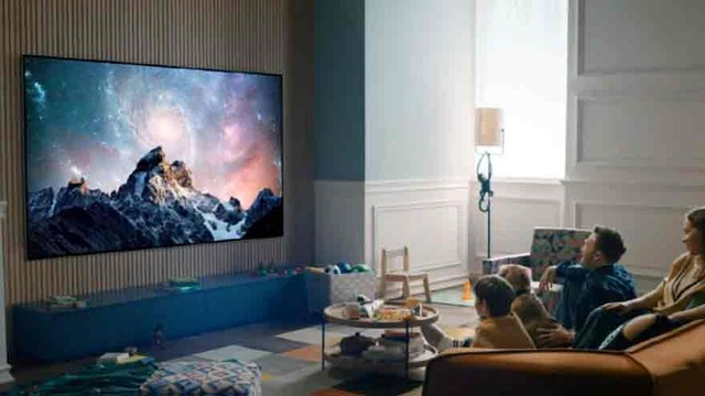 Persona revisando el menú de configuración de un televisor inteligente en una sala de estar