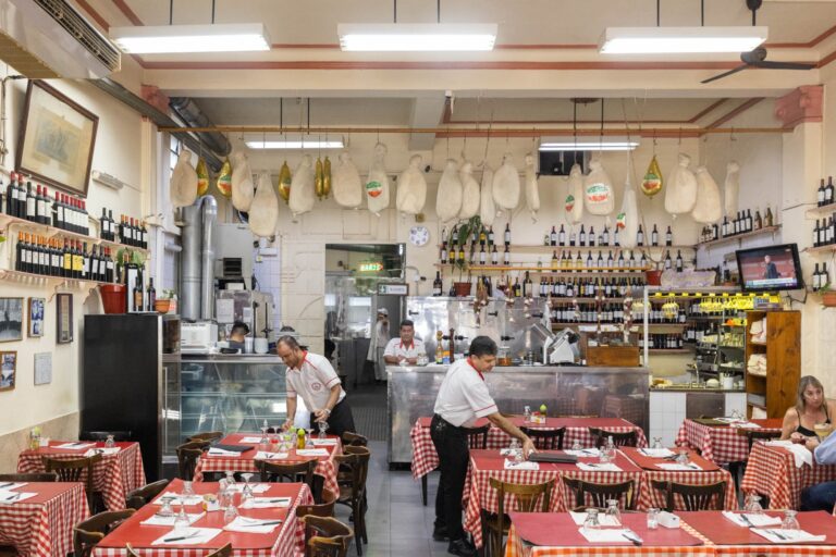 Fachada del restaurante Spiagge di Napoli con su característico toldo rojo, en Buenos Aires.