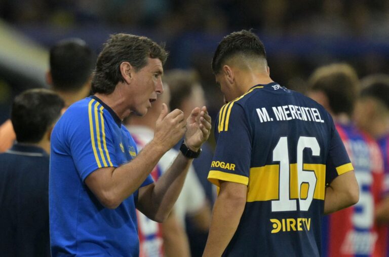 Jugadores de Talleres y Boca Juniors durante el partido en el estadio Mario Alberto Kempes de Córdoba.