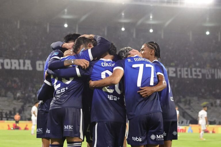 Jugadores de Talleres celebran un gol durante el partido contra Riestra en el estadio Kempes.