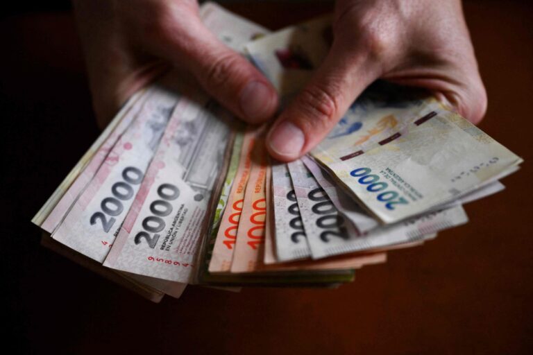 Tabla comparativa de tasas de interés para plazos fijos en diferentes bancos argentinos