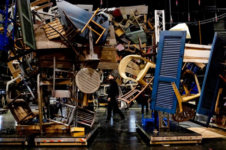 Escenografía compuesta por una gran cantidad de muebles y puertas antiguas apiladas, para la ópera 'La novia vendida' en el Teatro Real de Madrid.