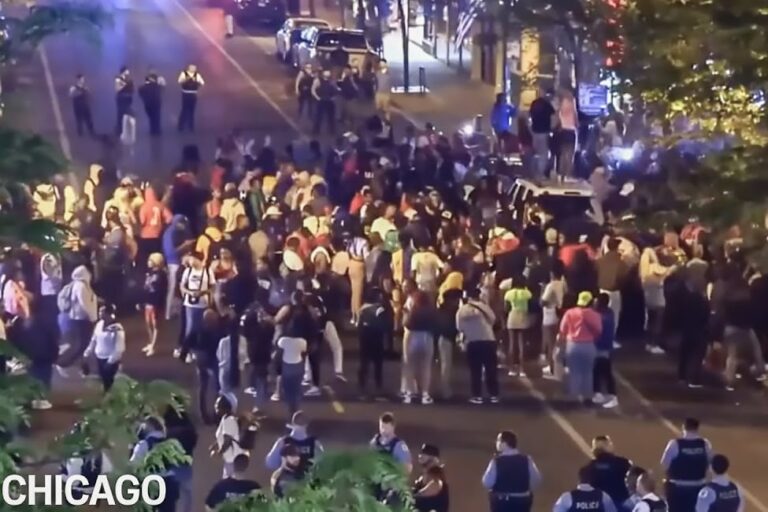 Grupo de jóvenes reunidos en un espacio público urbano durante la noche