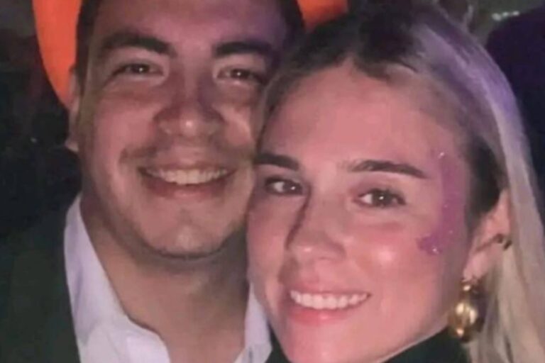 Vehículo cubierto de lodo y ramas tras ser arrastrado por la corriente en el temporal de Tucumán.