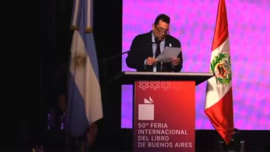 Público en la inauguración de la Feria del Libro de Buenos Aires con pancartas