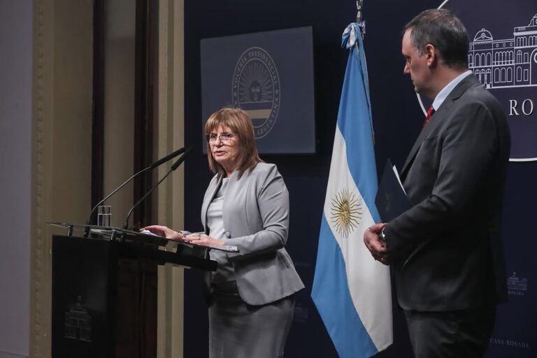 Fotografía de los políticos Manuel Adorni y Patricia Bullrich en eventos separados.
