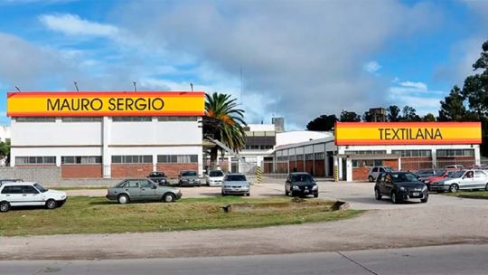 Fachada de la planta textil de Textilana en Mar del Plata