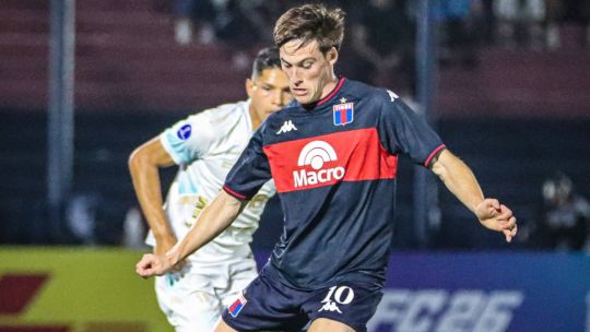 Jugadores de Tigre y Macará durante el partido de la Copa Sudamericana en el estadio de Victoria.