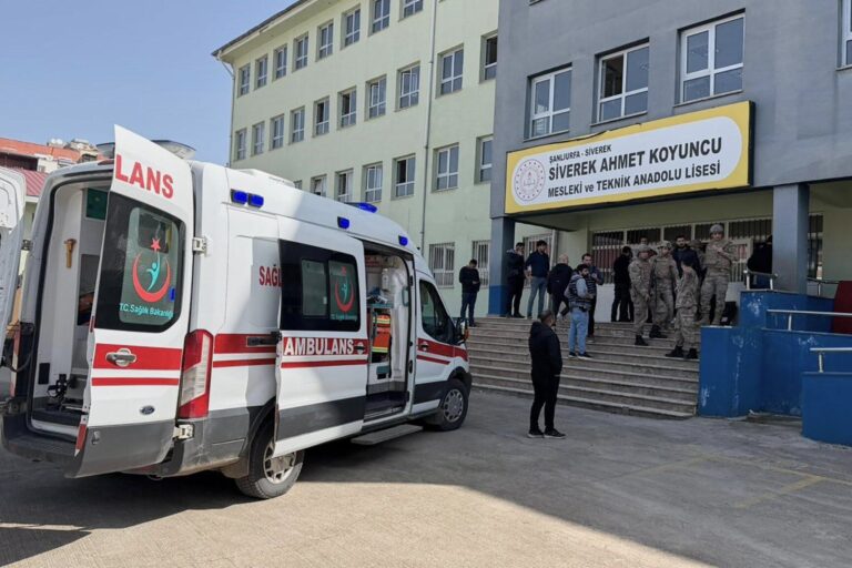 Estudiantes evacuando una escuela en Turquía tras un tiroteo.