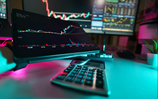 Gráfico comparativo mostrando el rendimiento de tokens de IA versus el mercado general de criptomonedas en el primer trimestre de 2026.