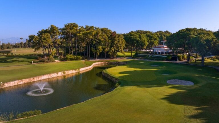Vista del campo de golf National Golf Club de Belek, en la Costa Turquesa de Turquía