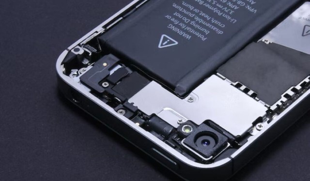 Smartphone con batería extraíble en manos de un usuario