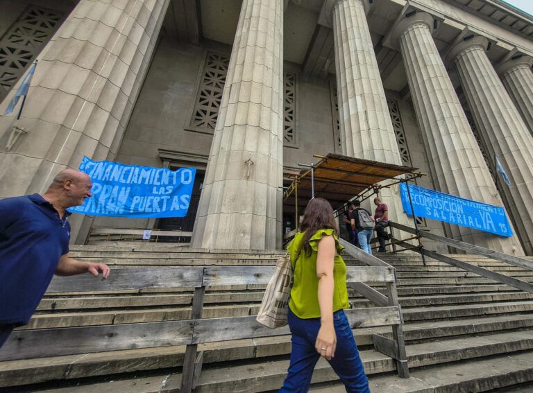Fachada de una universidad pública argentina con carteles de paro.