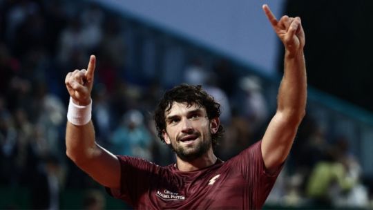 Valentin Vacherot celebra su victoria en la cancha de tierra batida del Monte Carlo Country Club.