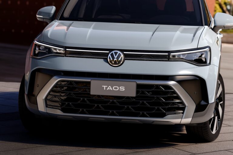 Volkswagen Taos 2026, SUV color gris en exhibición, mostrando su nuevo diseño frontal y trasero.