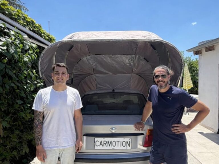Garaje plegable Carmotion protegiendo un auto de colección