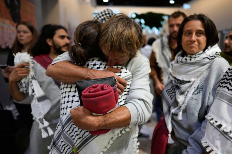 Activistas de la flotilla humanitaria en el aeropuerto de Fiumicino, Roma