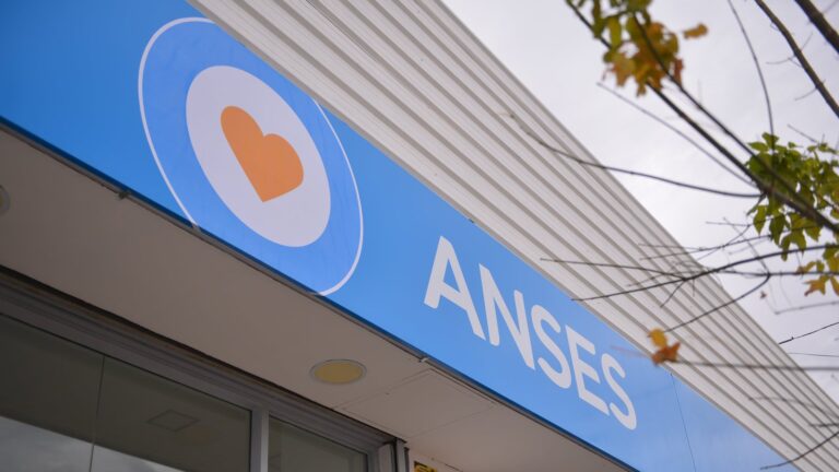 Logo de ANSES y calendario de pagos de mayo 2026