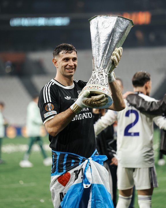 Emiliano Martínez atajando un balón con la mano derecha
