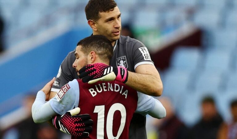 Emiliano Martínez y Emiliano Buendía con la camiseta del Aston Villa