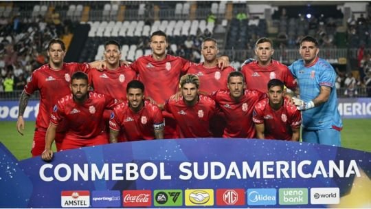 Jugadores de Barracas Central en el campo durante el partido contra Vasco da Gama