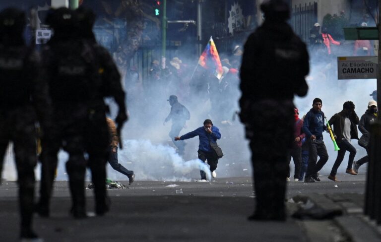 Manifestantes en calles de La Paz durante protestas en Bolivia