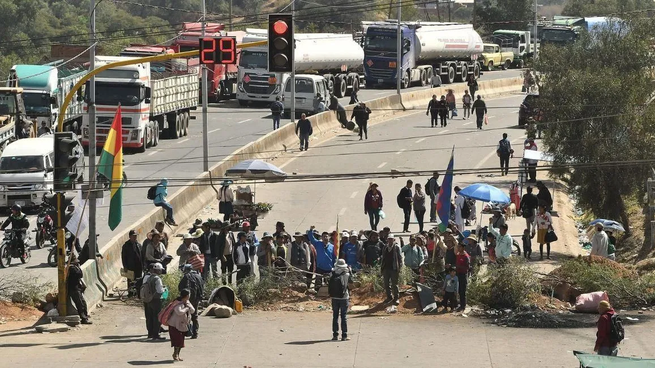 Avión de carga descargando cajas de ayuda humanitaria en un aeropuerto de Bolivia