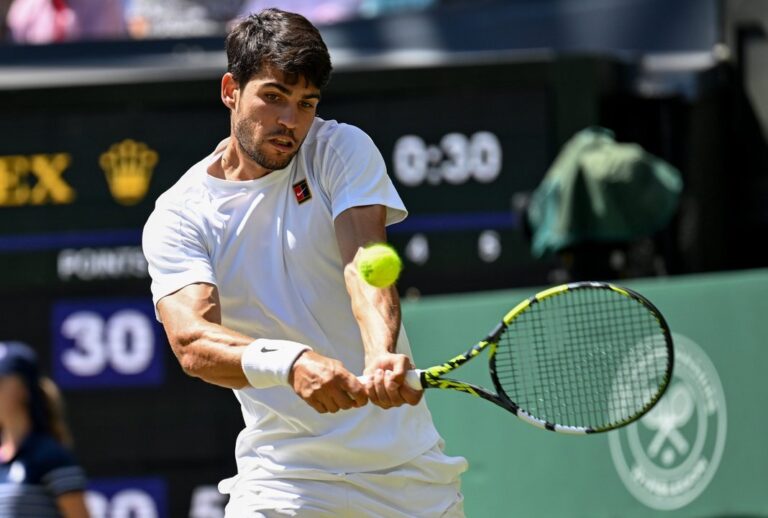 Carlos Alcaraz con vendaje en la muñeca derecha durante un partido de tenis