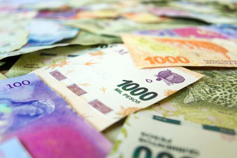 Calculadora y billetes sobre una mesa, ilustración del cálculo del aguinaldo