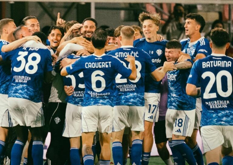 Jugadores del Como celebran la clasificación a la Champions League tras vencer 4-1 al Cremonese