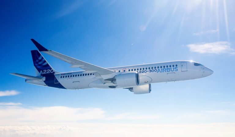 Avión Airbus A220-300 en pista