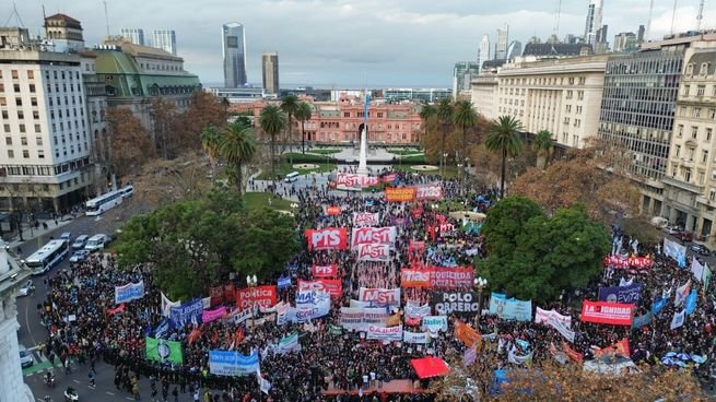 Personas realizando ayuno en Plaza de Mayo