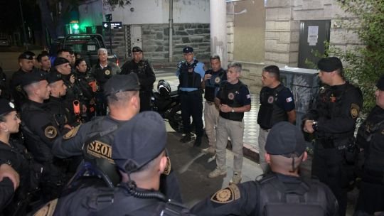 Cartel de estacionamiento medido en la ciudad de Córdoba con código QR