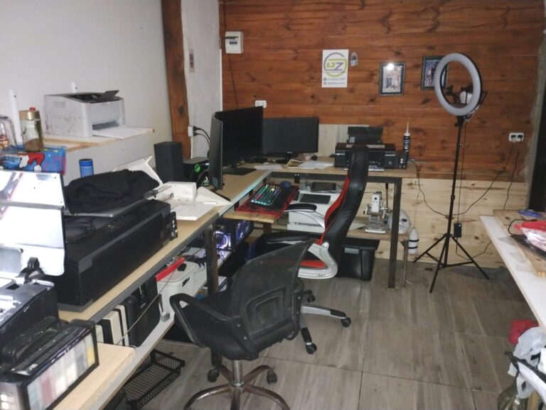 Elementos incautados en el taller de falsificación de documentos de la PFA