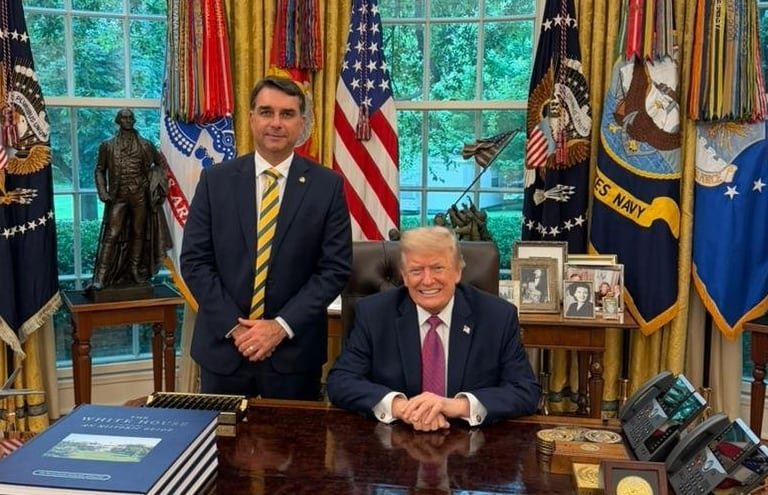 Flávio Bolsonaro y Donald Trump en el Salón Oval de la Casa Blanca