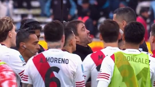 Eduardo Coudet discutiendo con el árbitro en el campo de juego