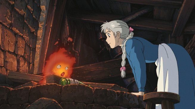 Escena de la película animada El castillo ambulante, con el castillo mecánico y personajes principales