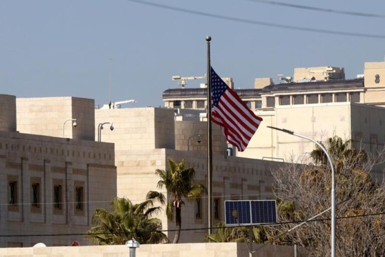 Bandera de Estados Unidos flamea sobre embajada