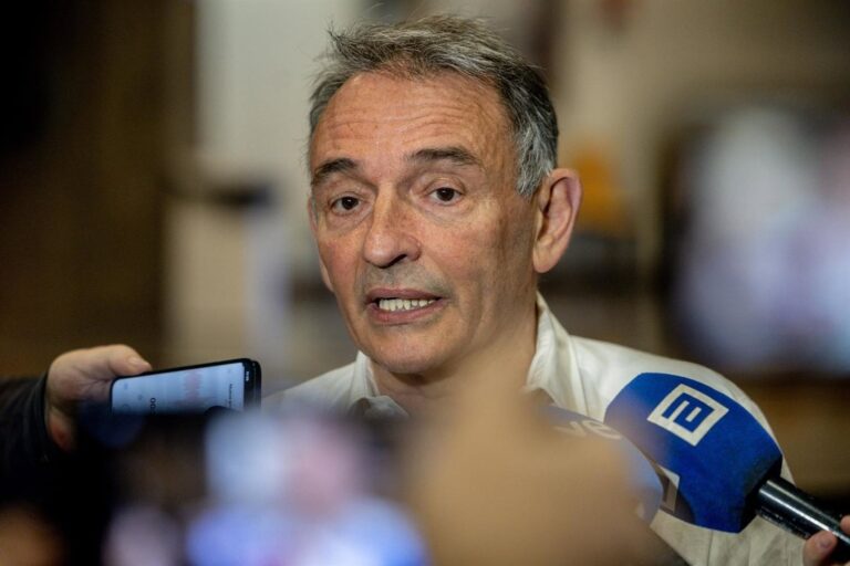 Enrique Santiago durante una manifestación por la vivienda en Madrid
