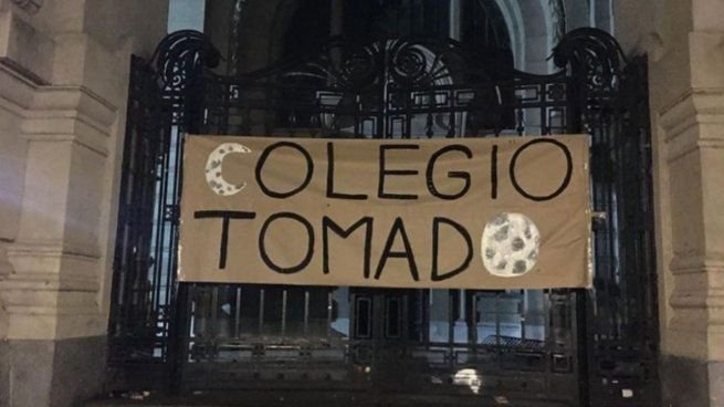 Estudiantes en asamblea del Colegio Nacional de Buenos Aires