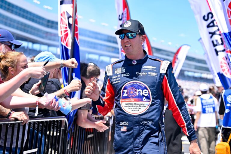 Kyle Busch en una carrera de NASCAR