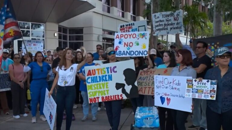 Manifestación frente a la Agencia para la Administración del Cuidado de la Salud en Doral, Florida, por falta de servicios para niños con autismo