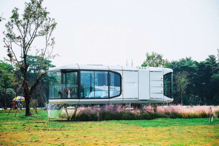 Mini casa china Glamni instalada sobre terreno irregular