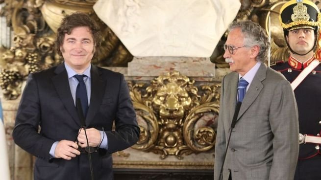 Ministro de Salud Mario Lugones anunciando la salida de Argentina de la OMS