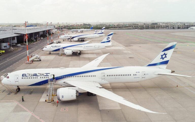Avión de la aerolínea EL AL en pista de aterrizaje