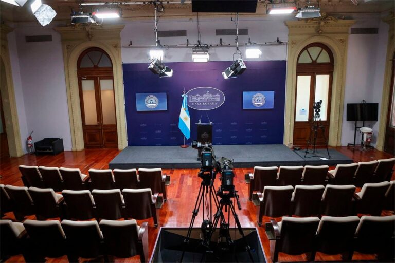 Sala de prensa de la Casa Rosada con micrófonos vacíos