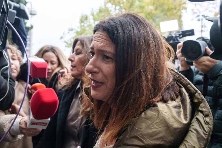 Agentes de la Guardia Civil frente a la sede del PSOE en Madrid durante el registro
